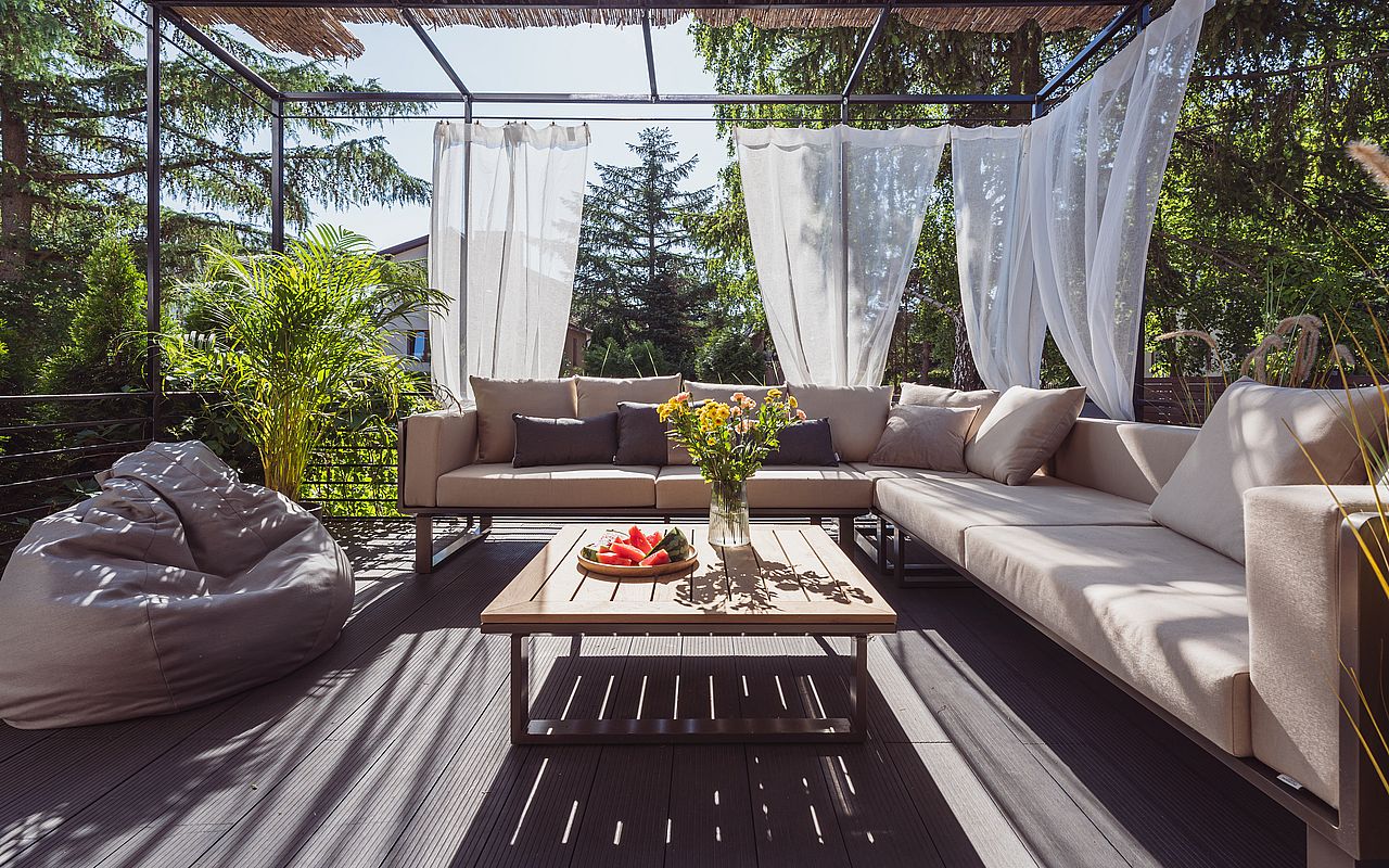 Meble ogrodowe z kolekcji New Yorek na tarasie